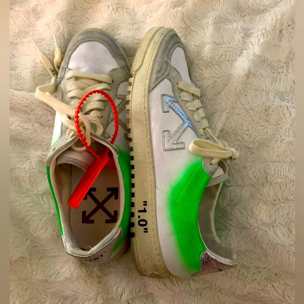 COPY - Off-White 2.0 Low Top Arrow Sneaker Green Spray Paint 
Size:EU 40